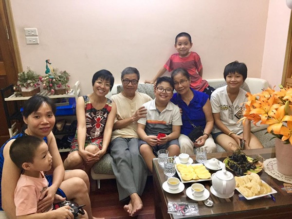 Đáng chú ý, trong những hình ảnh MC Thảo Vân chia sẻ, còn có sự xuất hiện của nghệ sĩ Công Lý. Không những thế, Thảo Vân, Công Lý và Cu Tít còn chụp chung bức ảnh ba người thân thiết. Đây là những hình ảnh hiếm hoi của nghệ sĩ Công Lý và Thảo Vân cùng đoàn tụ sau khi ly hôn.