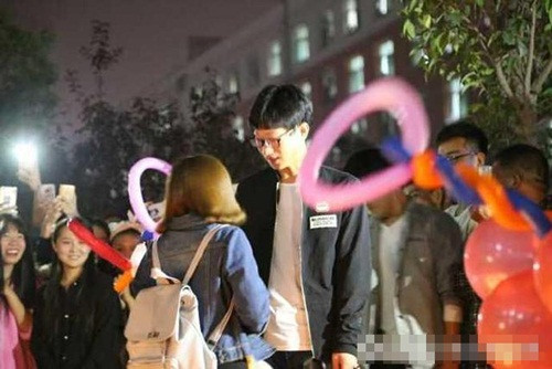 Màn tỏ tình dũng cảm của nữ sinh đã khiến nhiều sinh viên trong ký túc xá chú ý và kéo xuống cổ vũ nhiệt tình. Họ không ngừng kêu gọi chàng trai xuống dưới để có câu trả lời rõ ràng cho cô gái. Không ngờ rằng, khi chàng trai vừa xuống lầu, hai người đang đứng giữa đám đông ngượng ngùng nhìn nhau và mọi người phấn khích hò reo kêu gọi nam sinh đáp ứng lời tỏ tình của nữ sinh thì trên tầng, một nam sinh giấu mặt đã vụng trộm hắt chậu nước đúng hình trái tim xếp bằng nến của cô gái, khiến toàn bộ số nến tắt ngấm, không gian tối đen, rơi vào trầm mặc. Sau giây phút ngạc nhiên tột độ, toàn bộ không khí lãng mạn biến mất, thay vào đó là những tràng cười không dứt xen lẫn tiếng mắng chửi kẻ giấu mặt đã cố ý làm hỏng màn tỏ tình.