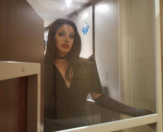 Bóng dáng Angelina lấp ló ở hậu trường.