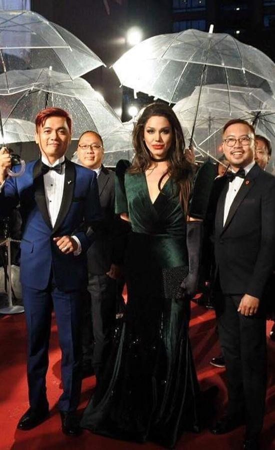 Hình ảnh Angelina Jolie trên thảm đỏ lễ khai mạc LHP Quốc tế Tokyo 2016.