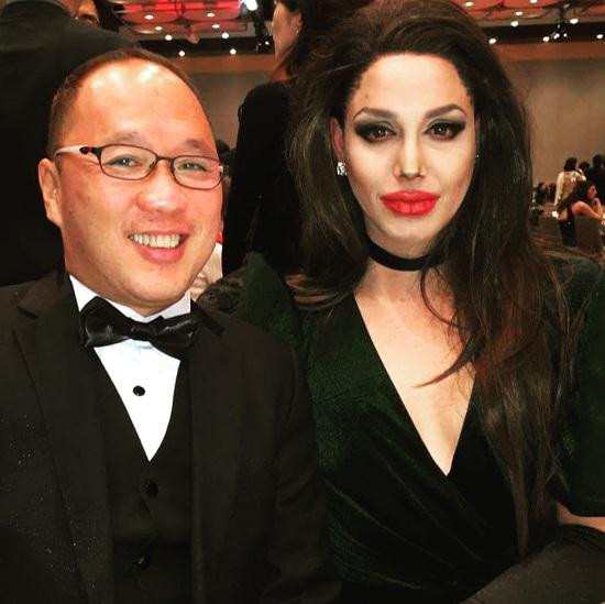 Tuy nhiên, đó không phải là Angelina Jolie mà là Paolo Ballesteros, một chàng trai Philippines 33 tuổi nổi tiếng với tài hóa trang thần sầu. Trước Jolie, Paolo Ballesteros từng hóa trang thành Anne Hathaway, Audrey Hepburn, Britney Spears, Marilyn Monroe, Mariah Carey, Nicole Kidman, Taylor Swift, Jennifer Lawrence...