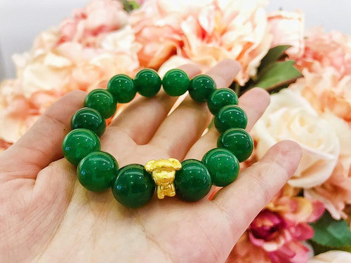Trong khi đó, bà mẹ 2 con Elly Trần khoe chiếc vòng trang sức có hình chú dê. Trả lời của một fan hâm mộ, người đẹp “siêu vòng 1” tiết lộ, mình mệnh Thủy và rất hợp với tuổi Dê.
