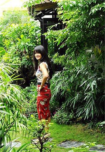 Căn nhà của Hồng Nhung có khu vườn từng được đi vào những bài hát của Hồng Nhung trong đĩa "Khu vườn yên tĩnh". Nhưng cánh cổng đậm chất hoài niệm không gian Bắc bộ khiến người bước vào có cảm giác bình yên.