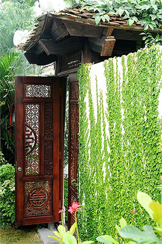 Tách biệt khỏi những ồn ào náo nhiệt của đời sống đô thị, Diva Hồng Nhung chọn cho mình một không gian riêng hòa mình vào thiên nhiên. Đây là không gian sống mang lại những cảm hứng sáng tạo cho chủ nhân với những hàng ngói xô nghiêng, cánh cổng gỗ nhuốm màu thời gian và hàng cây rêu phong bao quanh bờ tường rào.