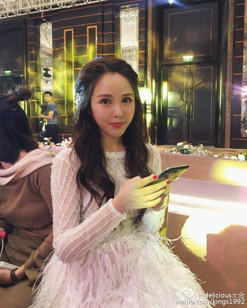 Theo Sina, trên các trang mạng xã hội, diễn đàn nổi tiếng dành cho giới trẻ Trung Quốc đang lan truyền những hình ảnh về một đám cưới xa hoa đẹp như trong mơ của hot girl Lâm San San. Lâm San San là một trong những hot girl thế hệ 9X nổi tiếng nhất Trung Quốc. Cô nàng cũng là một trong những nữ MC có lượng tương tác cao nhất. Chính vì thế, đám cưới của cô được truyền hình trực tuyến trên mạng xã hội, thu hút được hơn 30 triệu người xem, khiến nhiều người ghen tị.
