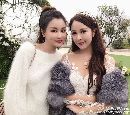 San San chụp ảnh kỷ niệm cùng với những hot girl khác.