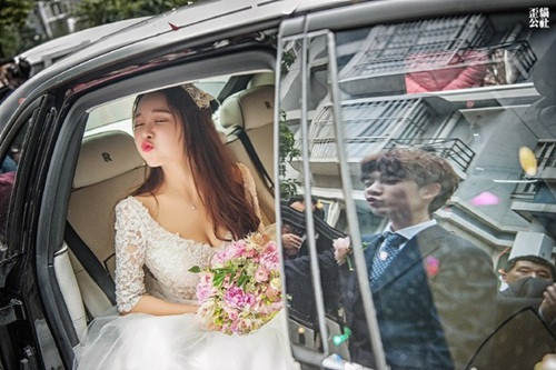 San San và Bạch Xuyên trao cho nhau những cử chỉ tình cảm.