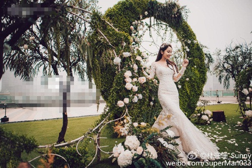 Được biết, trong suốt thời gian diễn ra lễ cưới, Lâm San San đã thay tới 4 bộ váy cưới. Mỗi bộ váy đều đẹp tuyệt mỹ, tôn lên thân hình và khuôn mặt đẹp tinh xảo của nàng hot girl nổi tiếng.