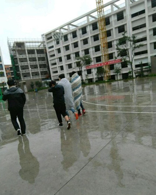 Vì "có đôi có cặp" nên khi bị chụp ảnh, hai nam sinh không hề khó chịu mà còn tỏ ra vui vẻ.Vì cách ăn mặc dị hợm, họ vừa bước vào lớp đã bị cô giáo chặn lại ở cửa hỏi lý do.