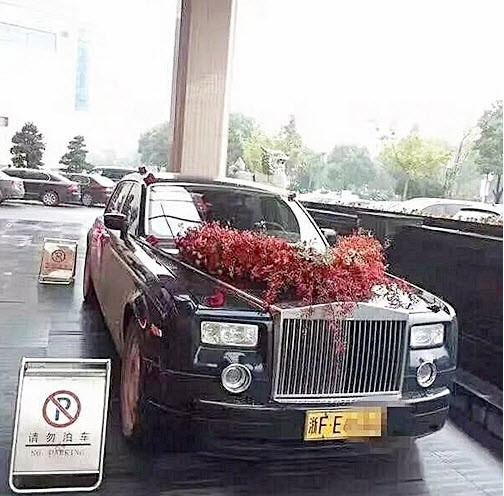 Chú rể cũng giàu có không kém khi dùng siêu xe Roll Royce để rước dâu.
