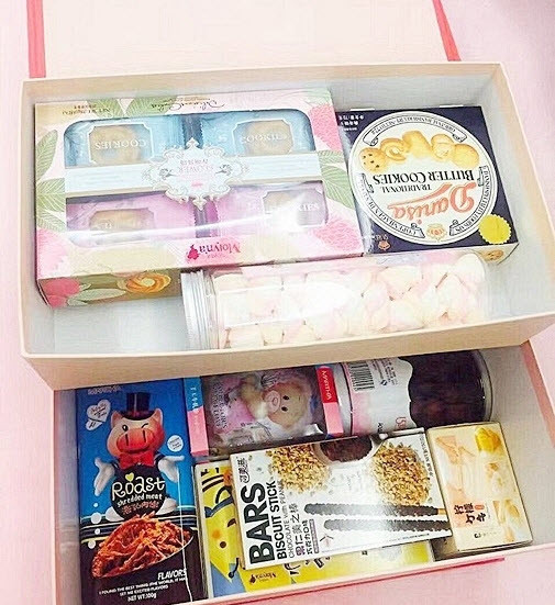 Hai hộp quà cưới khiến tất cả khách ngỡ ngàng.