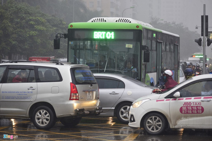 Đèn tín hiệu ở các ngã tư giao với đường Lê Văn Lương hoàn toàn mất hiệu lực do các phương tiện khi đèn xanh còn chưa kịp đi hết phần đường đã bị chuyển sang đỏ, còn xe khác phóng lên chặn đầu.
