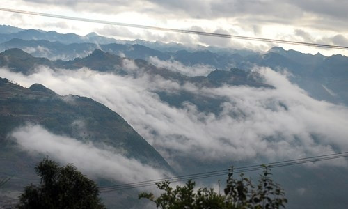 Bên cạnh đó, còn nhìn được làn mây sôi động như chạy đua trên các dãy núi điệp trùng.