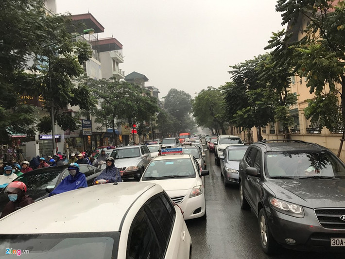 Phố Nguyễn Thái Học đoạn gần các phố Cửa Nam, Lê Duẩn, xe cộ nhúc nhích khổ sở lúc 9h20.