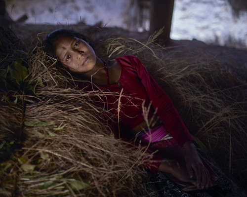 Uma, 14 tuổi, ngủ trên cỏ khô. Mẹ cô bé cho biết, Uma ban đầu không nói với người khác về việc có kinh nguyệt, bởi cô bé sợ bị đuổi đi. Tuy nhiên 3 ngày sau khi bị mọi người phát hiện vì quần áo dính máu, Uma bị phạt, buộc phải ra ngủ ở chuồng chăn gia súc.