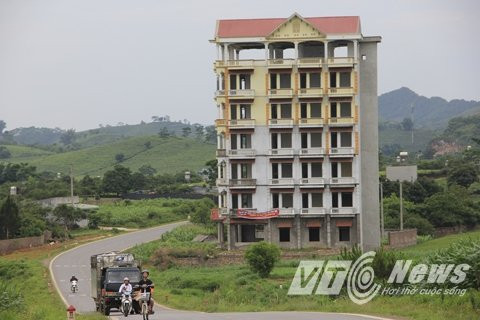 Tòa Keangnam Tây Bắc cao 7 tầng, với hơn 30 phòng. Tòa nhà được Tráng A Tàng (tức Tàng Keangnam), ông trùm ma túy số 1 Tây Bắc xây dựng từ năm 2010, nằm ven quốc lộ 6, ngay đầu thị trấn nông trường Mộc Châu, Sơn La.