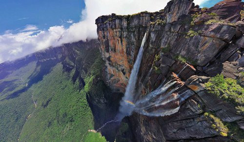 Núi "bàn mây" Tepui, Venezuela Tên gọi của kỳ quan thiên nhiên này có nghĩa là một dãy núi cao lớn, hùng vĩ còn vượt qua cả những tầng mây. Tepui là dãy núi có địa hình bằng phẳng, được tìm thấy ở cao nguyên Guayana, Nam Mỹ, đặc biệt là tại Venezuela. Trong ngôn ngữ của người dân Pemón sống ở Gran Sabana, "tepui" có nghĩa là "nhà của các vị thần".
