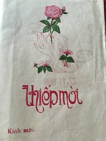Theo chủ nhân của những bức ảnh chia sẻ, đây là thiệp mời đám cưới của chính bố mẹ mình ngày xưa, được cất giữ kĩ, đến nay mới mở ra cho con cháu xem. Tấm thiệp được thiết kế giản dị, nền giấy ố vàng, thông tin cũng ngắn gọn, súc tích.