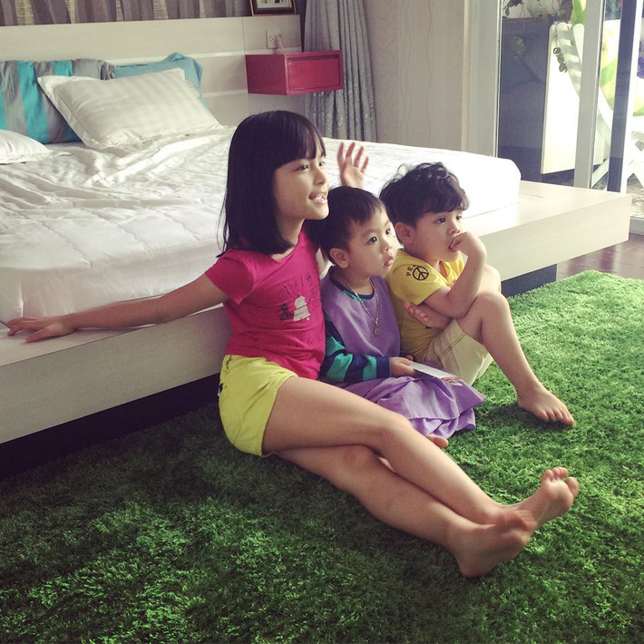 Phòng ngủ trải thảm xanh mang lại cảm giác giao hòa với thiên nhiên.