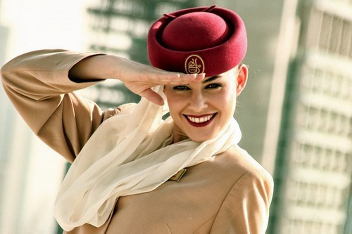 6. Emirates là một trong những hãng hàng không sang trọng nhất thế giới. Các tiếp viên của họ có phong cách thanh lịch và quyến rũ trong bộ đồng phục của hãng.