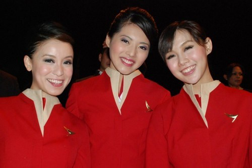5. Cathay Pacific được coi là một trong những hãng hàng không tốt nhất ở châu Á vì dịch vụ tuyệt vời. Hãng hàng không Hồng Kông này có các nữ tiếp viên xinh đẹp, gợi cảm và tinh tế.