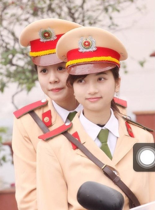Lại Kiều Anh (ngồi sau) cùng bạn của cô từng nổi tiếng và được chia sẻ ảnh nhiều trên các diễn đàn. Dân mạng sau đó nhanh chóng tìm thấy thông tin về nữ cảnh sát xinh đẹp. Ảnh chụp màn hình.