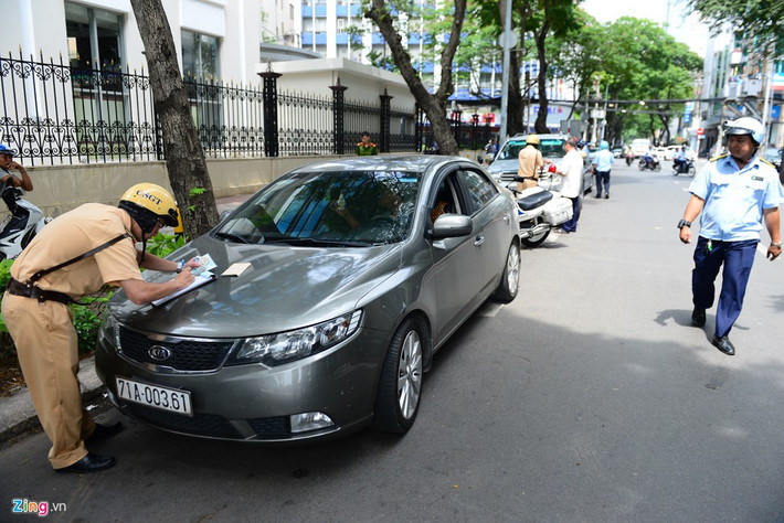 Những chiếc xe đậu sai nơi quy định, chiếm lòng đường trên đường Nam Kỳ Khởi Nghĩa bị xử phạt.
