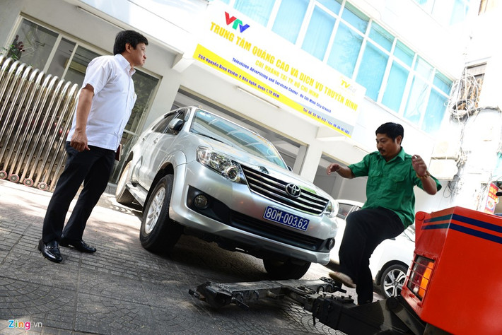 Sau 10 phút không thấy người có trách nhiệm với chiếc xe biển xanh hiện diện, ông Hải cho kéo ôtô về nơi giữ phương tiện vi phạm.