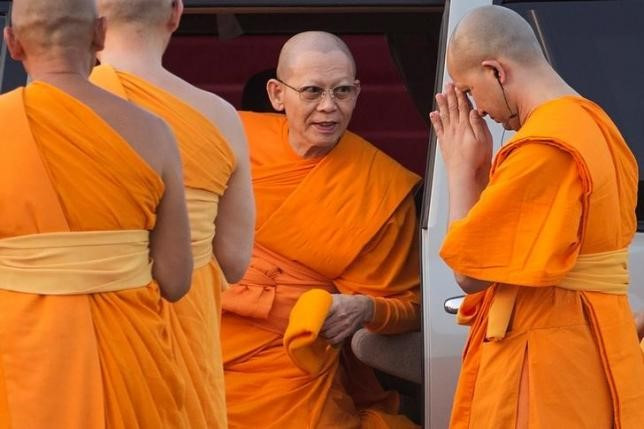 Nghi vấn về giáo lý của nhà chùa bắt đầu dấy lên từ đầu những năm 1990, đặc biệt là việc khuyến khích các tín đồ quyên góp tiền của như là cách để tích đức. Bê bối lớn nhất xảy ra vào khoảng tháng 3/2009 đến tháng 2/2011 với cáo buộc Dhammachayo đã rửa tiền và nhận 1,2 tỷ baht (khoảng 34 triệu USD) tiền biển thủ từ chủ tịch một quỹ tín dụng đã bị bắt giữ. Ảnh: Reuters.