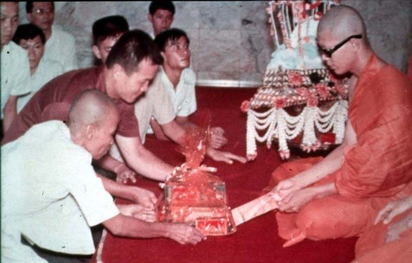 Những người quen biết Dhammachayo trước khi tu hành kể về ông như một thiếu niên với tham vọng quyền lực lớn. Theo lời những người bạn cũ, Chaibul thích trở thành trung tâm của sự chú ý và biết cách kiểm soát đám đông. Ở trường đại học, Chaibul nổi tiếng là người vui vẻ, dễ mến. Ông cũng là một thủ lĩnh có sức hút và thích kiểm soát người khác. Ảnh: Dmc.tv.