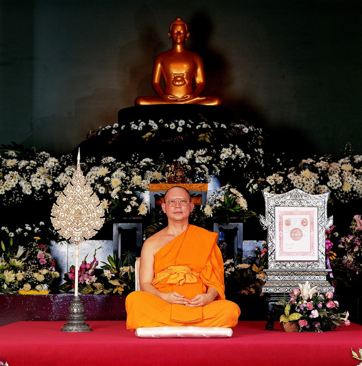 Cùng với sự phát triển của thiền phái Dhammakaya, năm 1970, Dhammachayo lập ra thiền đường mang tên trường phái này, sau này trở thành ngôi chùa Wat Dhammakaya nổi tiếng. Theo tiến sĩ Mano, cách tổ chức của chùa này hiện nay có phần giống với Đức Quốc xã. “Chiến lược trước tiên của ông ấy là nhắm vào sinh viên, giống như Hitler khi mới thành lập đảng Quốc xã. Sau đó, ông ấy sẽ dần dần truyền bá giáo lý của mình tới những người giàu có và quyền lực”, ông Mano nói. Ảnh: pixabay.
