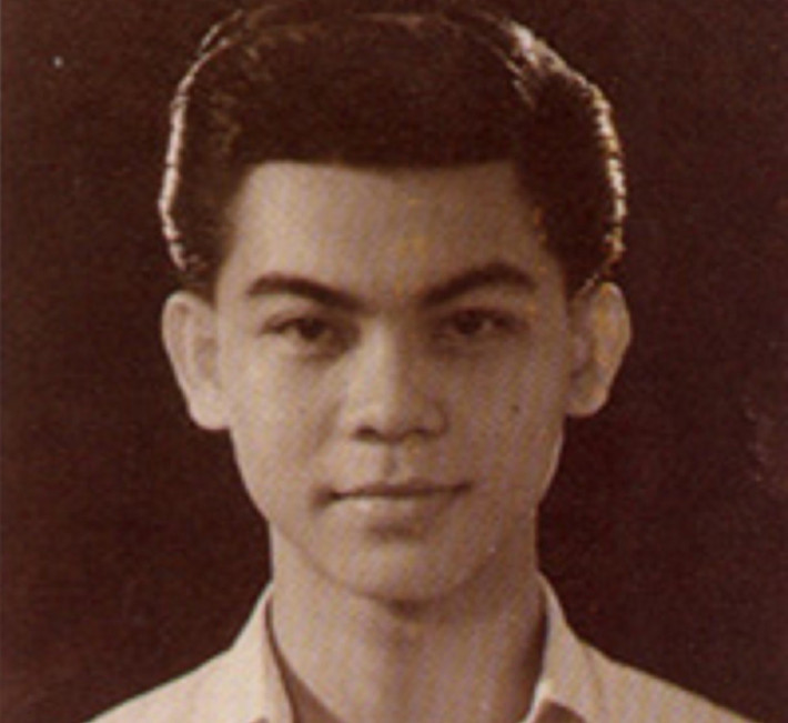 Phra Dhammachayo sinh ngày 22/4/1944 tại tỉnh Sing Buri, tên khai sinh là Chaibul Sithiphol. Theo trang web của chùa Wat Dhammakaya, khi mẹ của Chaibul mang thai, bà nằm mơ thấy một nhà sư đáng kính trao cho mình một đứa bé kháu khỉnh và nói nó chính là “hiện thân của một quả cầu pha lê”. Tiểu sử chính thức của Dhammachayo mô tả ông như một cậu bé vàng, người mang sứ mệnh dẫn dắt các tín đồ tới con đường giác ngộ. Ảnh: dhammakaya.net.