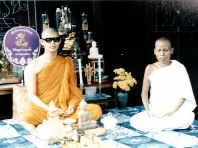 Tiến sĩ Mano Laohavanich, một trong những phụ tá thân cận nhất của Dhammachayo, nói vị sư này rất biết cách điều hòa cảm xúc của mọi người. Ông luôn cẩn trọng lựa chọn ngôn từ để khiến người khác hài lòng. Đó là kỹ năng giúp ông khiến mọi người sùng bái mình. Ảnh: dhammakaya.net.