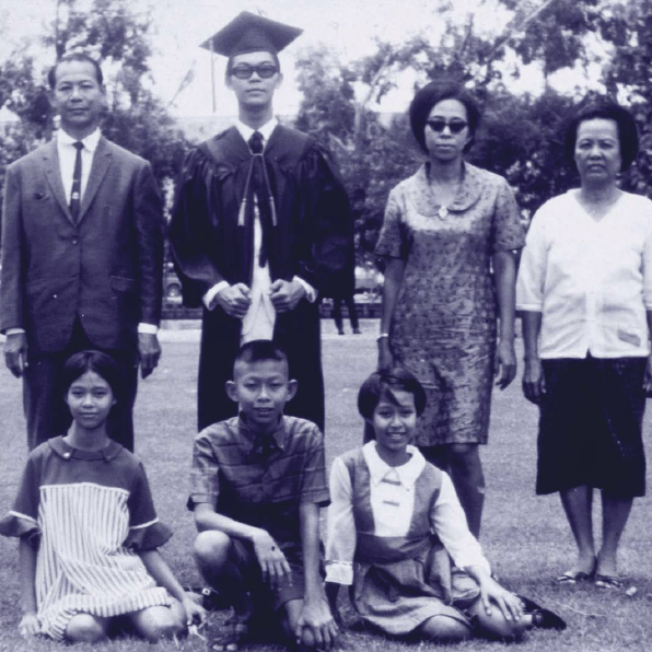 Tháng 4/1969, sau khi lấy bằng cử nhân về kinh tế của Đại học Kasetsart, Chaibul xuất gia và bắt đầu tu hành tại chùa Wat Paknam, mang pháp hiệu "Dhammachayo" (nghĩa là chiến thắng bằng pháp). Trong ảnh là Chaibul và gia đình vào ngày lễ tốt nghiệp đại học của ông. Ảnh: dhammakaya.net.
