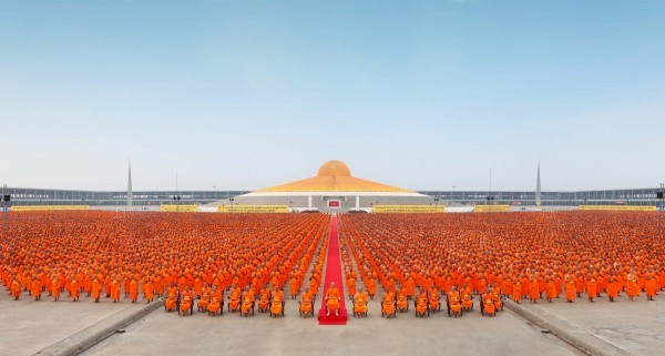 Trong 30 năm qua, chùa Dhammakaya phát triển vô cùng lớn mạnh. Các chính trị gia cấp cao và một số doanh nhân hàng đầu ở Thái Lan nằm trong số những người ủng hộ nổi bật của chùa. Tiến sĩ Mano cho biết trong các đại lễ mà Dhammachayo tham dự, việc bố trí chỗ ngồi được dựa trên “cấp bậc” của các tín đồ. Ảnh: Dmc.tv.