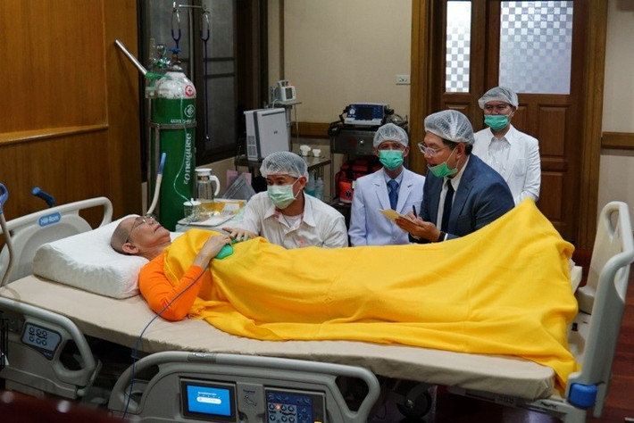 Chính quyền Thái Lan từng nhiều lần yêu cầu trụ trì Dhammachayo đầu hàng để tránh đụng độ không đáng có. Tuy nhiên, ông liên tục trốn tránh lực lượng chức năng, viện lý do sức khỏe yếu nên không thể rời chùa. Theo thông tin từ chùa Dhammakaya, cựu trụ trì đang mắc nhiều bệnh trong đó có loét chân mãn tính và huyết khối tĩnh mạch sâu. Tung tích của nhà sư này hiện vẫn là ẩn số. Ảnh: dhammakayauncovered.com.