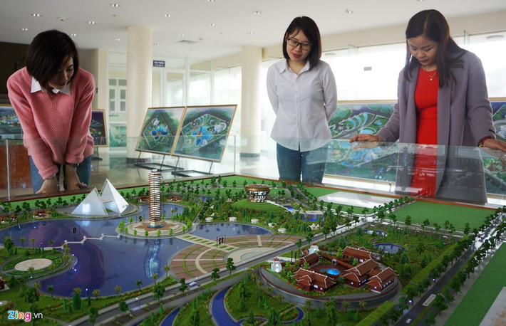 UBND tỉnh Thanh Hóa đang cho trưng bày mô hình và phối cảnh công viên Văn hóa xứ Thanh tại Thư viện tỉnh (đại lộ Lê Lợi, phường Điện Biên, TP Thanh Hóa) để người dân tham quan và đưa ra ý kiến. Nếu được phê duyệt, công trình sẽ xây dựng trên diện tích hơn 500.000 m2.