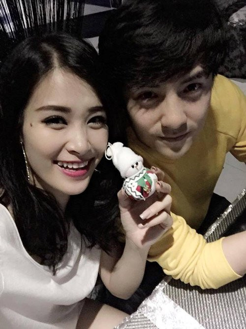 Đông Nhi chia sẻ: "Trong 7 năm yêu, hai chúng tôi chưa bao giờ có chuyện to tiếng, cãi vã hay ghen tuông làm mất mặt nhau trước bạn bè, đồng nghiệp. Có chăng chỉ là đôi lúc giận hờn vài chuyện nho nhỏ, nhưng chỉ vài phút sau lại êm thắm. Phương châm duy trì tình yêu của hai đứa là bỏ bớt cái tôi để không có những tranh chấp vặt vãnh".