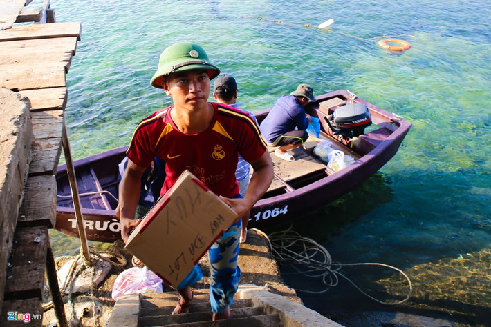 Mỗi chuyến hàng tiếp tế thường là đồ khô, thuốc men, thịt đông lạnh nhưng quý nhất vẫn là nước ngọt, trái cây, rau củ quả tươi - những món được xem là hàng "xa xỉ" trên đảo.