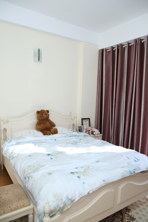 Phòng ngủ của Thuỳ Dung được bố trí rất ngăn nắp.