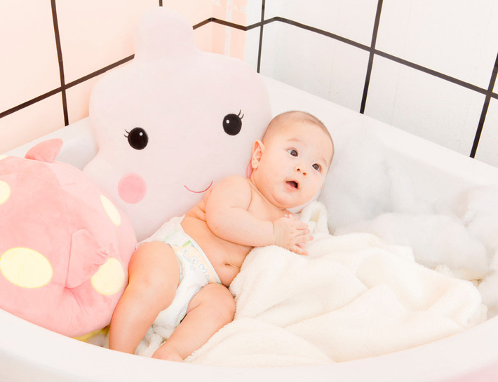 MC Hồng Phượng cho hay cậu bé 5 tháng tuổi không bị lạ lẫm trước ống kính máy ảnh.