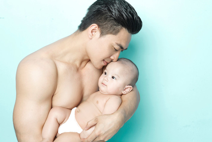 "Hoàng tử xiếc" Quốc Cơ ngoài thời gian tập luyện, đi diễn, anh dành nhiều thời gian ở bên cạnh vợ và con trai. Anh luôn giúp vợ trong việc chăm sóc, chơi đùa cùng con.