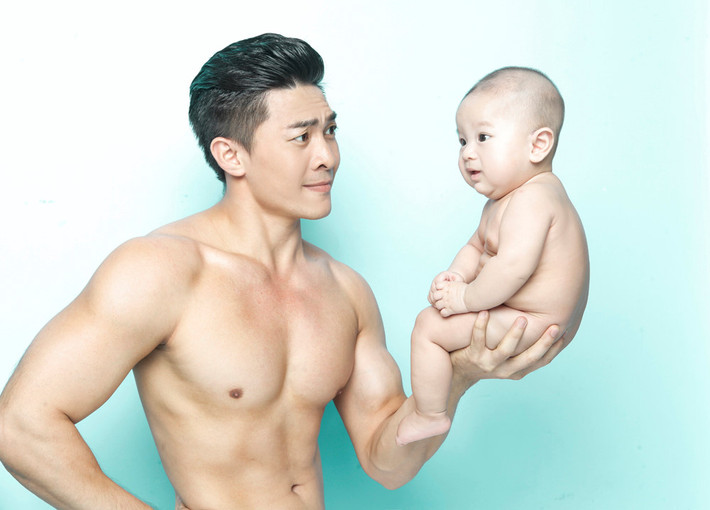 Quốc Cơ từng chia sẻ anh mong con trai sẽ theo nghiệp xiếc của ba nhưng sẽ tôn trọng đam mê và sở thích của con khi bé trưởng thành.