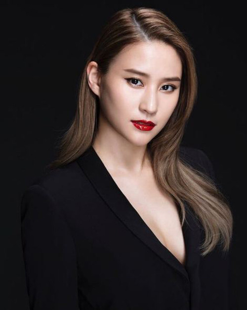 Cô nàng xinh đẹp Laurinda gây ấn tượng vì nhan sắc theo đúng tiêu chuẩn hiện đại như gương mặt V-line, làn da trắng sứ cùng vóc dáng mảnh mai nhưng vẫn không kém phần nóng bỏng với số đo ba vòng nảy nở. Mới đây, cô lại khiến người hâm mộ trên Instagram phải phát cuồng vì bức ảnh khoe dáng tại Thái Lan trong bộ bikini đầy gợi cảm.