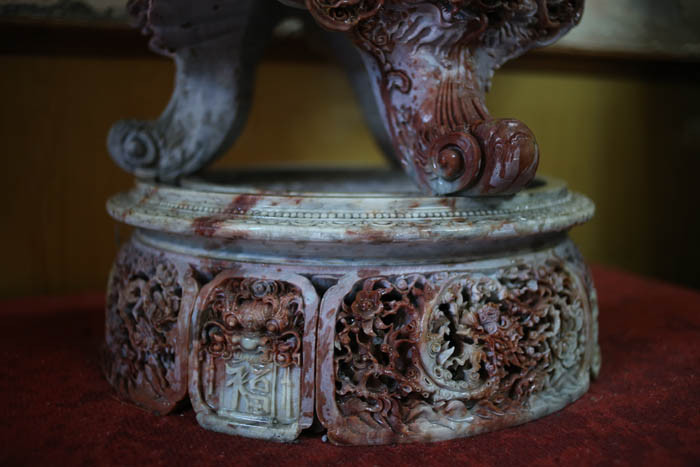 Để làm ra tác phẩm này, những người thợ giỏi nhất được ông Minh thuê đã phải làm việc miệt mài trong gần 3 năm. “Công việc trạm khắc đều được làm vào ban đêm, tránh ồn ào, thợ mất tập trung. Tôi đã yêu cầu họ làm tỉ mỉ từng milimét”, ông Minh kể.