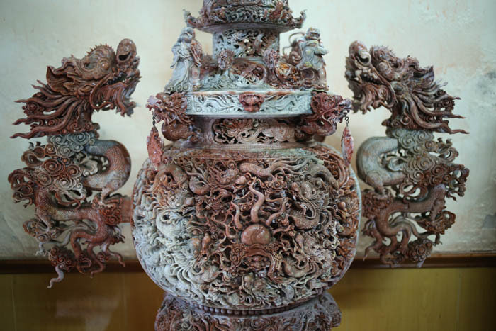 Ông Minh cho biết “tam bảo vĩnh hằng” được làm từ 3 khối đá Pyrophyllite, mỗi khối nặng 1 tấn. Loại đá này có khả năng chịu nhiệt cao, màu sắc ánh đỏ. Vốn là một chuyên gia địa chất, đá quý, ông Minh cho hay, rất khó để tìm được những khối đá Pyrophyllite có kích thước lớn, chất lượng đá tốt như vậy.