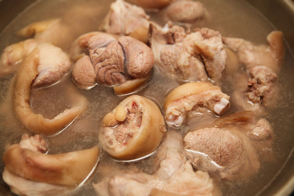 Cách làm: - Chân giò cạo lông, rửa sạch, chặt miếng vừa ăn, trụng qua nước sôi để loại bỏ hết chất bẩn.