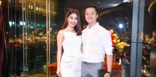 Trước đó, đầu tháng 5 vừa qua, Diễm My 9x xuất hiện cùng anh chàng này tại một sự kiện ở Đà Nẵng. Đây là lần hiếm hoi duy nhất cặp đôi công khai lộ diện cùng nhau.