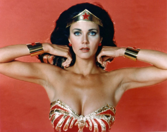 Lynda Carter: Tính đến nay, diễn viên có thời gian thủ vai Wonder Woman lâu nhất chính là Lynda Carter. Cô được các nhà làm phim chọn mặt gửi vàng cho cả 3 seasons của series phim truyền hình: "Wonder Woman".