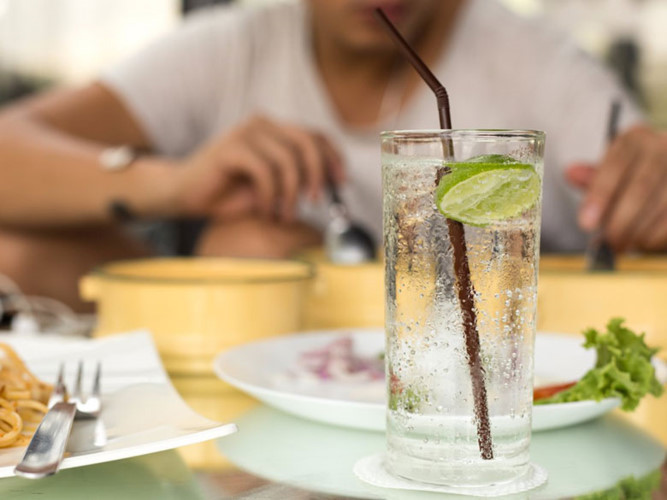 Uống seltzer thay vì nước ngọt Giống như kẹo, nước ngọt cũng được tính là calo rỗng. Thêm vào đó, vì đó là đồ uống nên sẽ không khiến bạn có cảm giác no và không thể khống chế được sự thèm muốn của bạn đối với các loại thực phẩm có đường hoặc không lành mạnh khác. Nếu bạn thích uống một cái gì đó có ga, hãy uống seltzer. Bạn thậm chí có thể thử một seltzer hương vị (Ảnh: Bignai/Shutterstock).